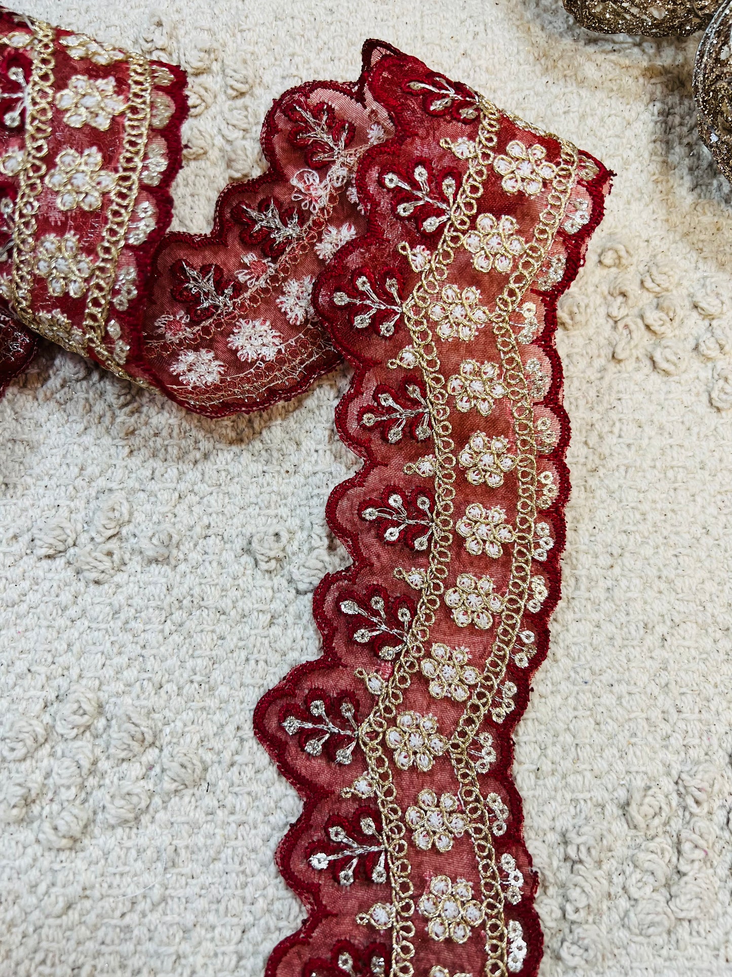 Galon Dentelle Noire Brodée Doré et Strass