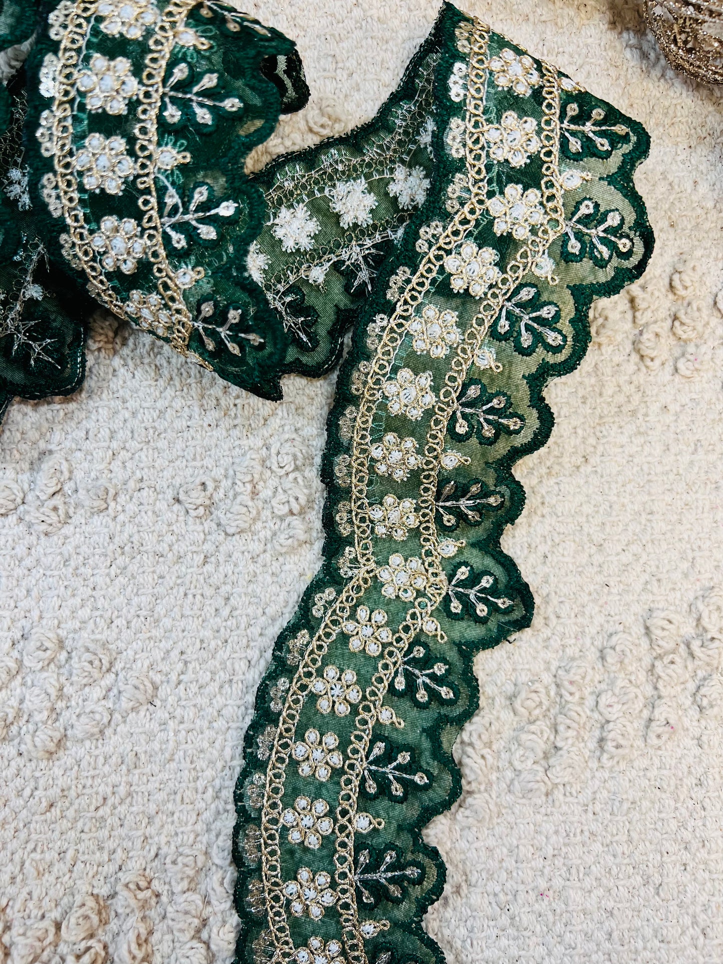Galon Dentelle Noire Brodée Doré et Strass