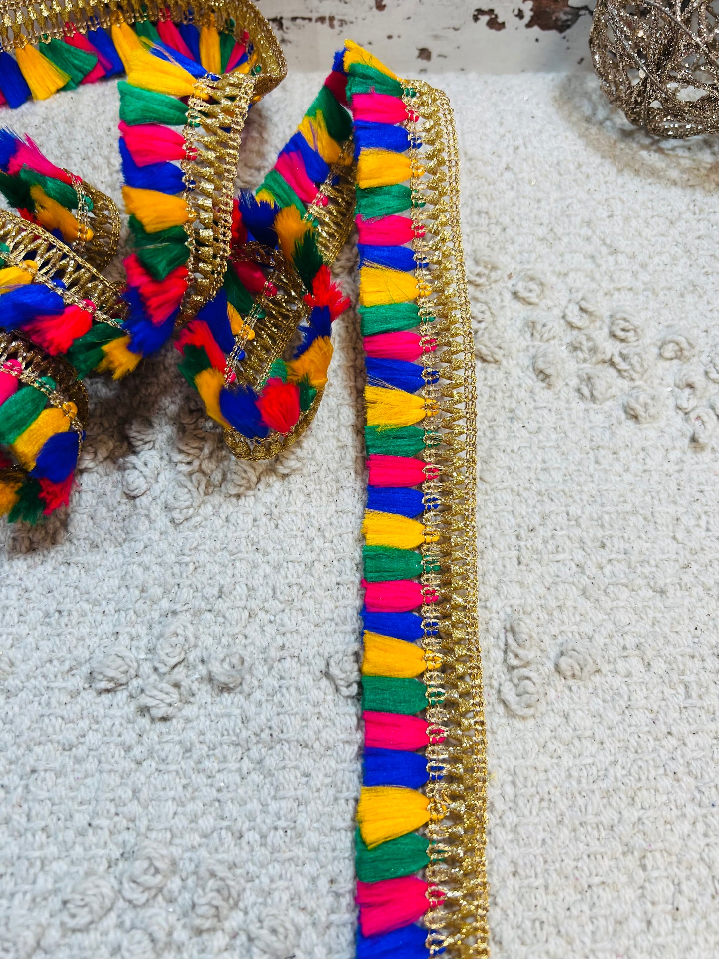 Galon doré à franges multicolores