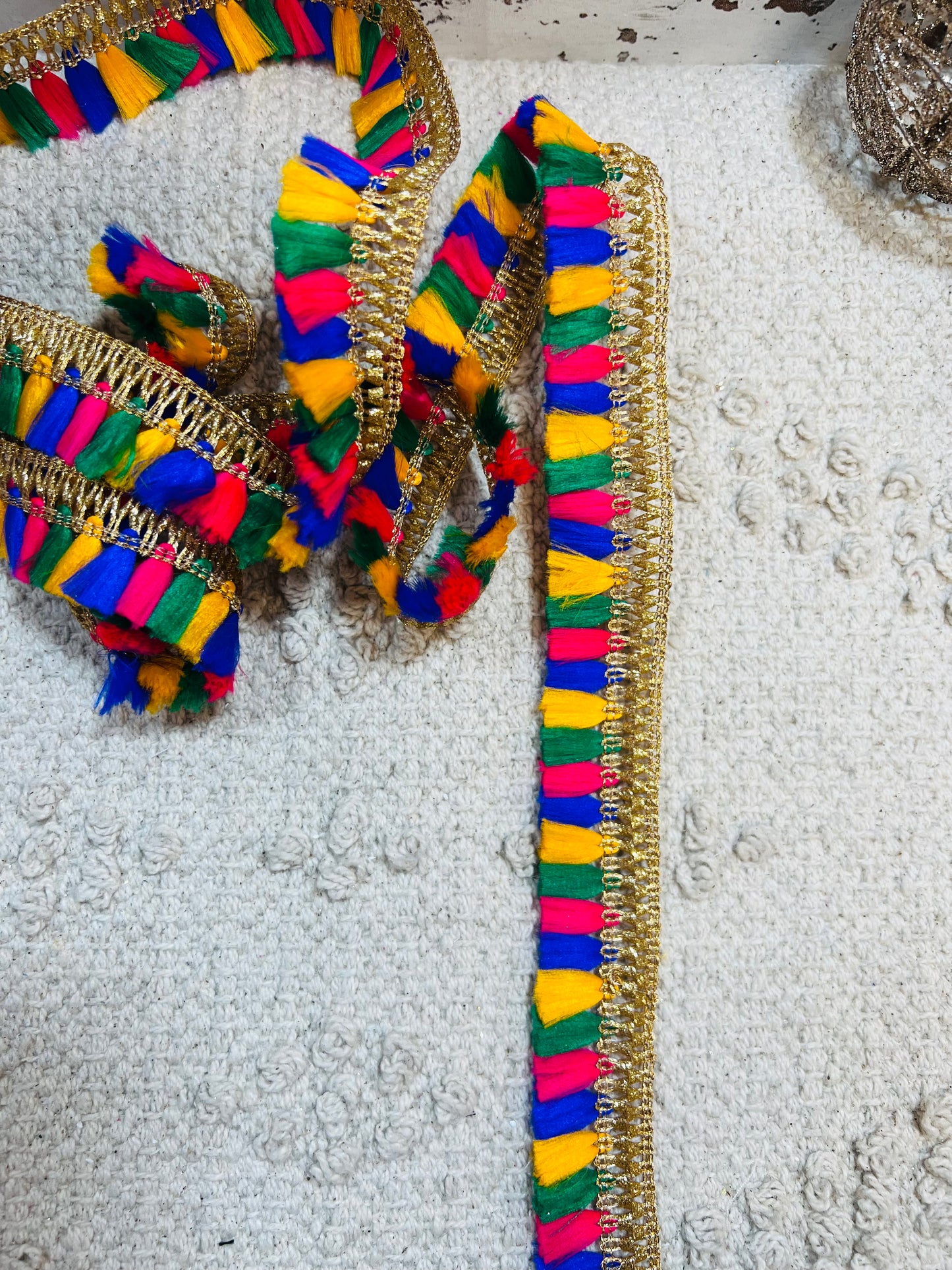 Galon doré à franges multicolores