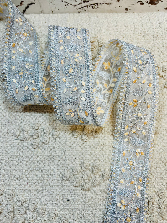 Galon aux fils d'argent et broderie beige