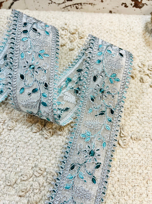 Galon aux fils d'argent et broderie turquoise