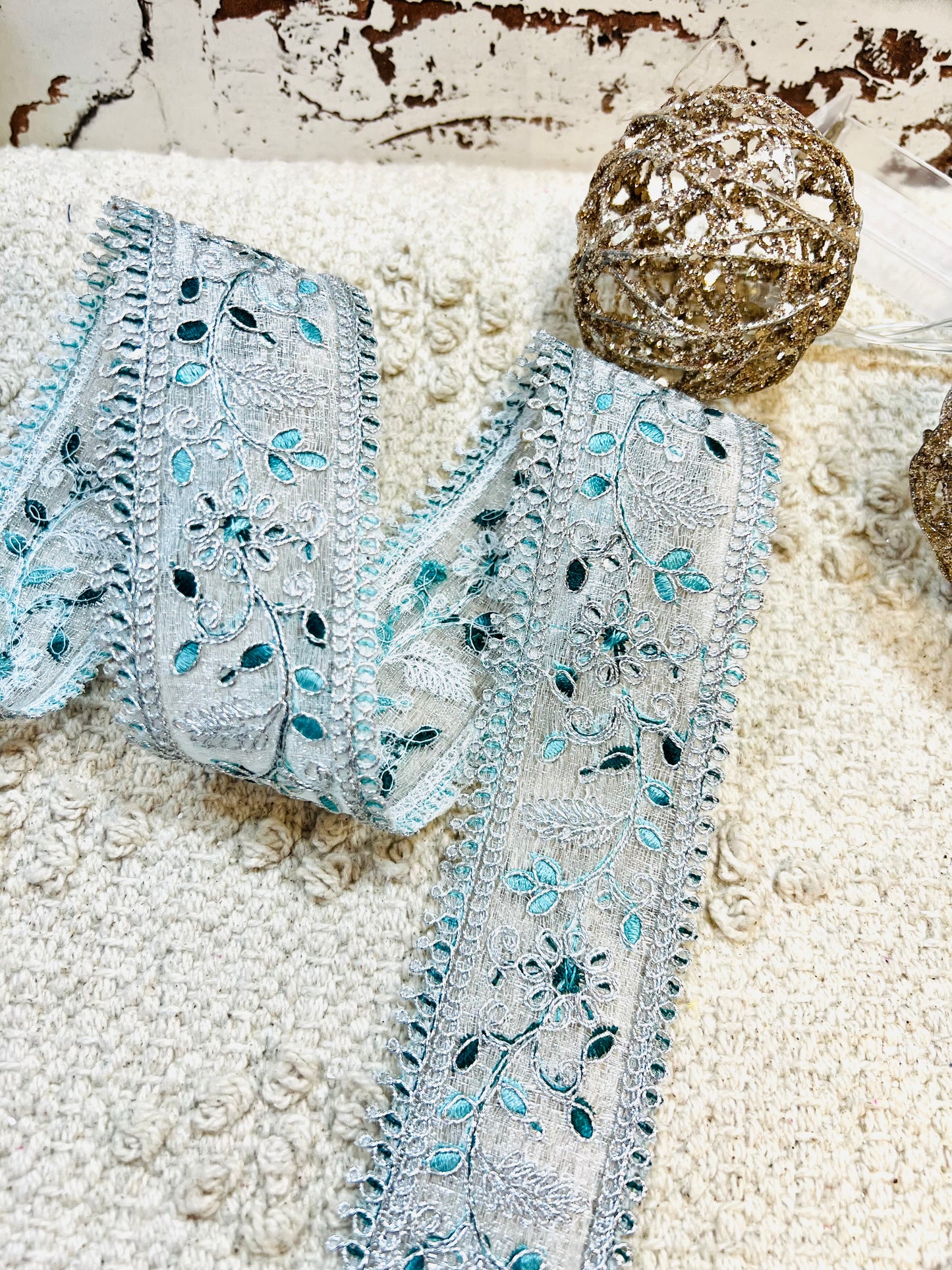 Galon aux fils d'argent et broderie turquoise