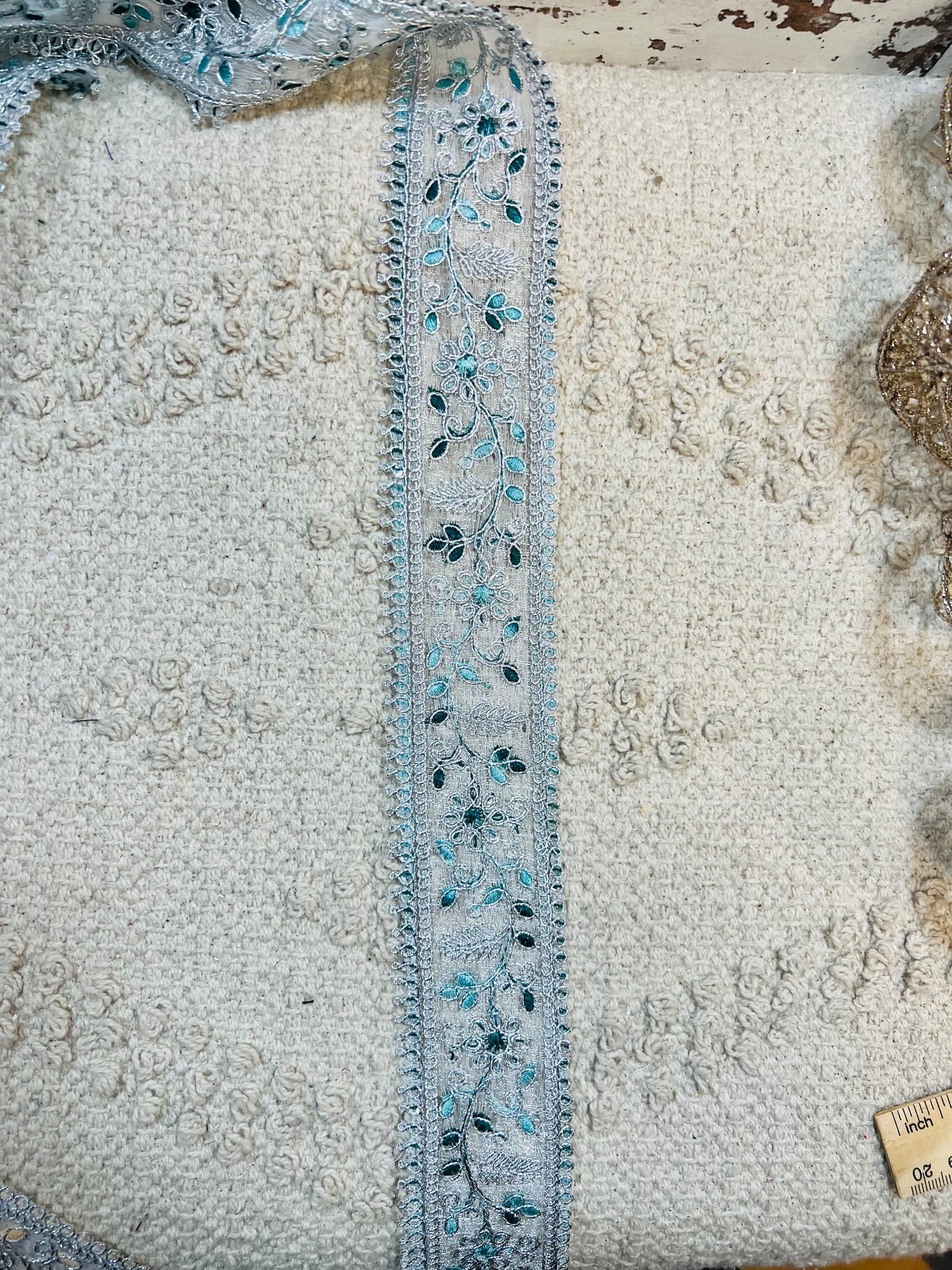 Galon aux fils d'argent et broderie turquoise