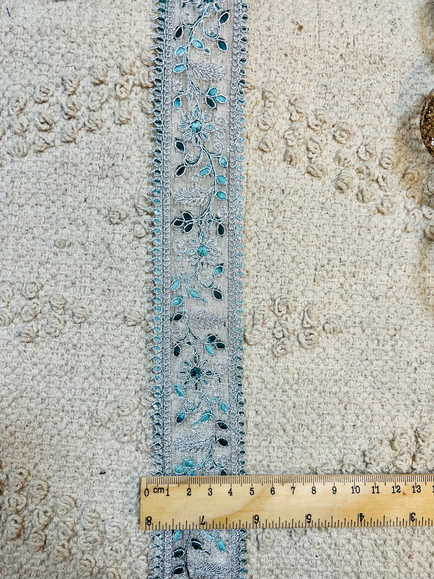 Galon aux fils d'argent et broderie turquoise