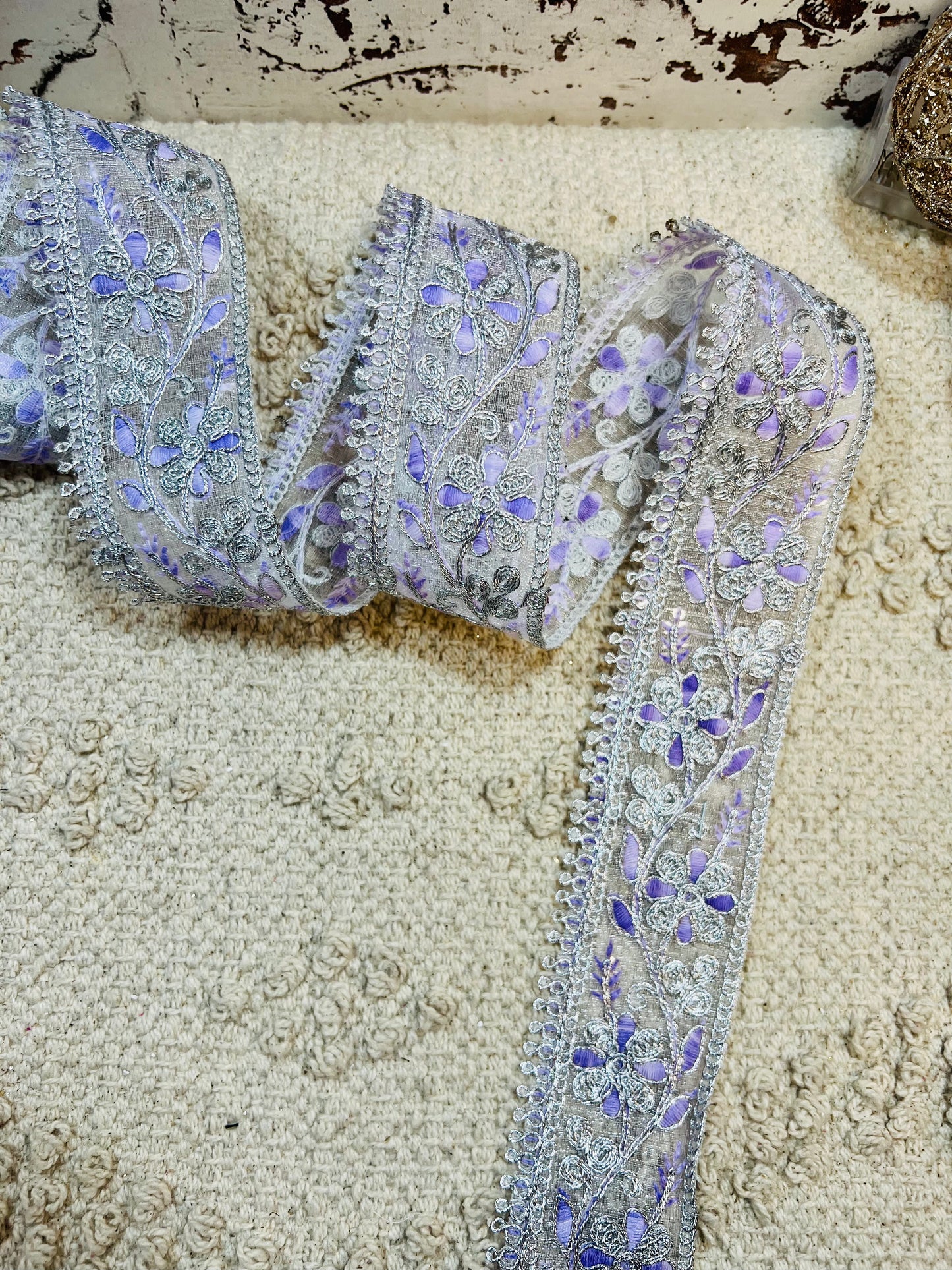 Galon aux fils d'argent et broderie violet