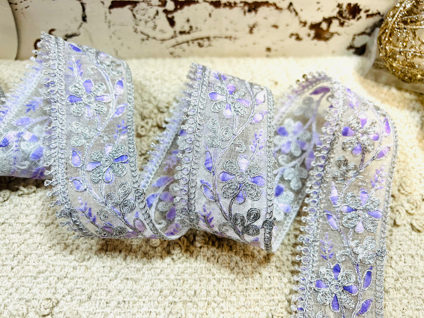 Galon aux fils d'argent et broderie violet
