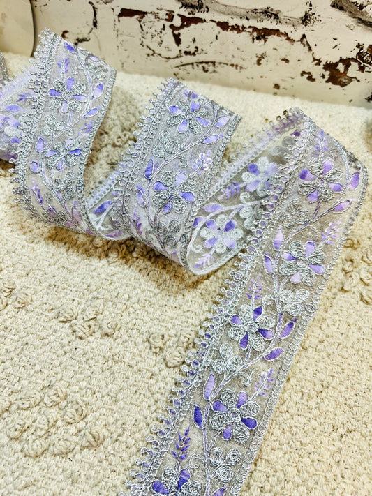 Galon aux fils d'argent et broderie violet