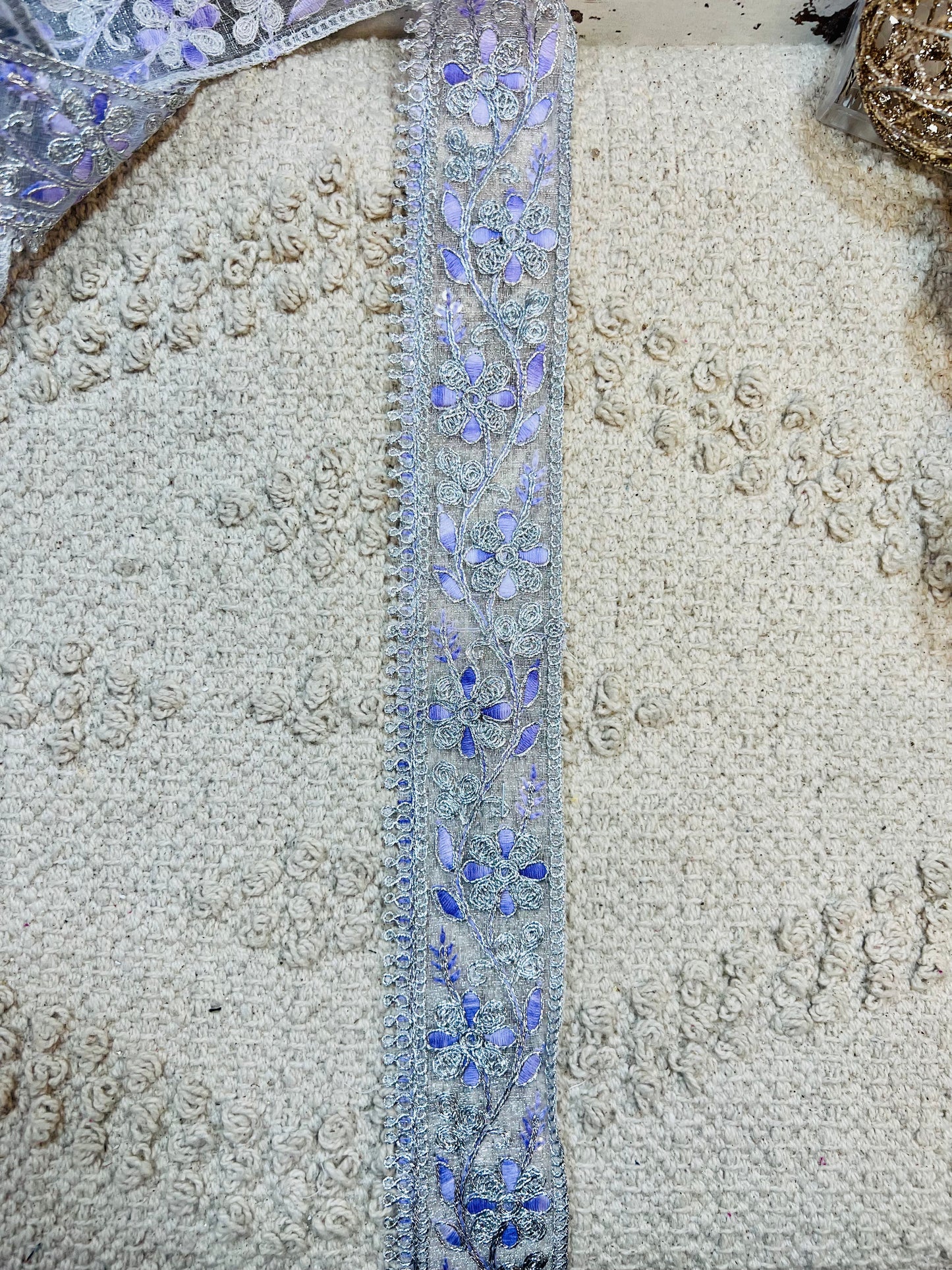 Galon aux fils d'argent et broderie violet