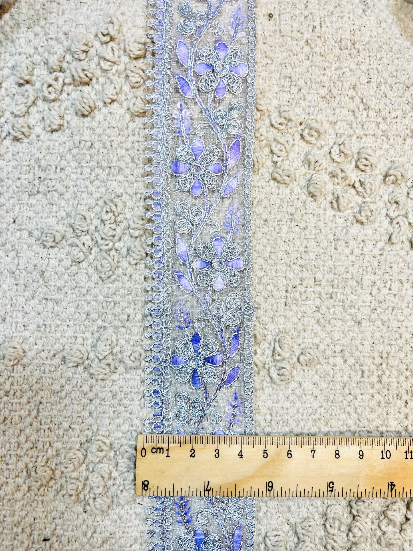 Galon aux fils d'argent et broderie violet
