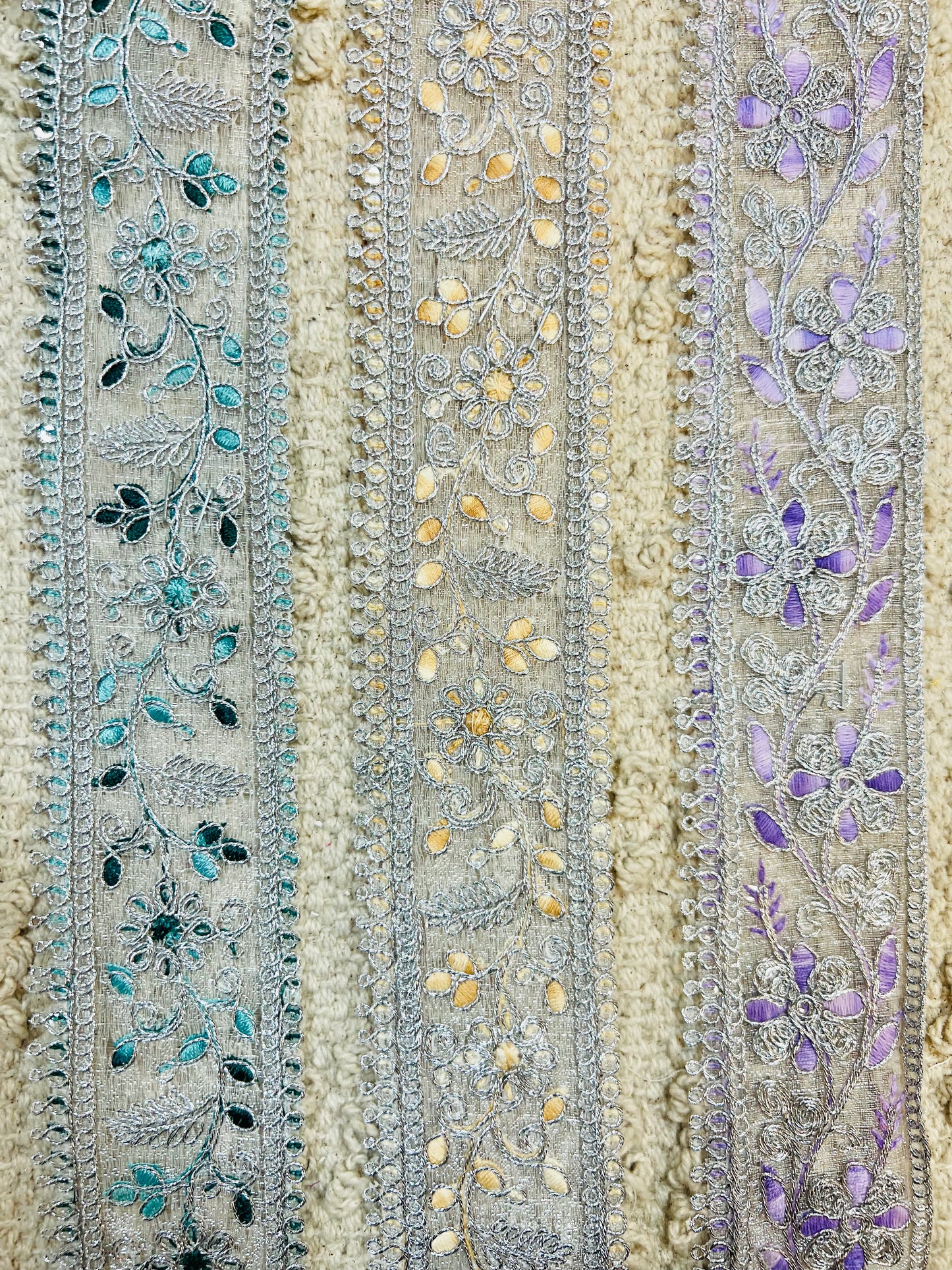 Galon aux fils d'argent et broderie violet