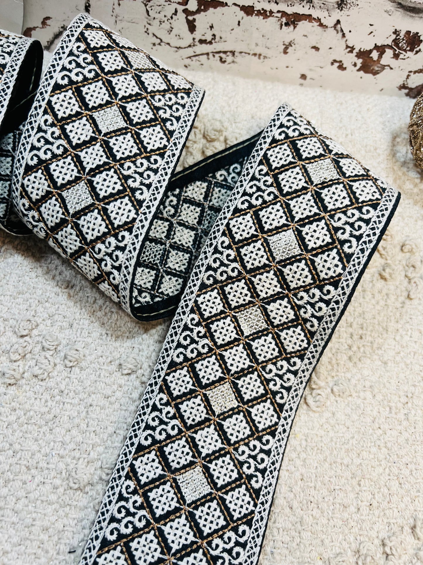 Galon mosaïques brodés fils blanc touche argenté (Noir)