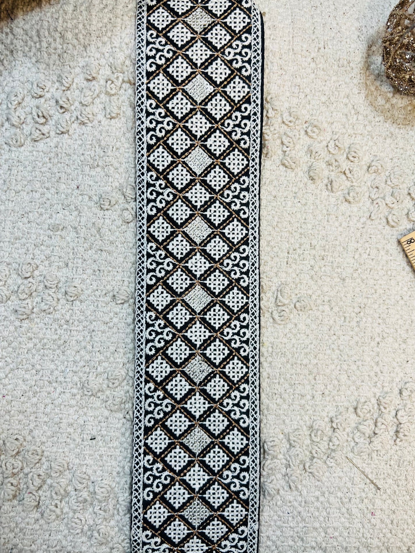 Galon mosaïques brodés fils blanc touche argenté (Noir)