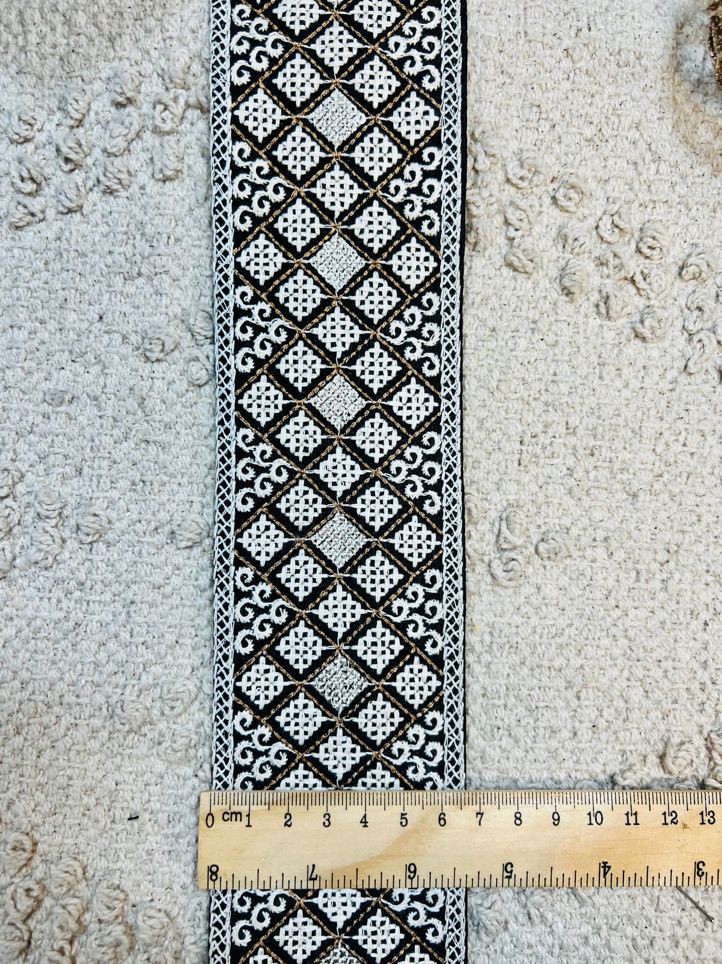 Galon mosaïques brodés fils blanc touche argenté (Noir)
