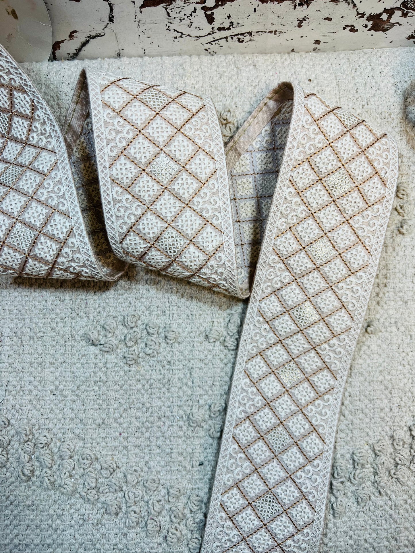 Galon mosaïques brodés fils blanc touche argenté (Rose pêche)