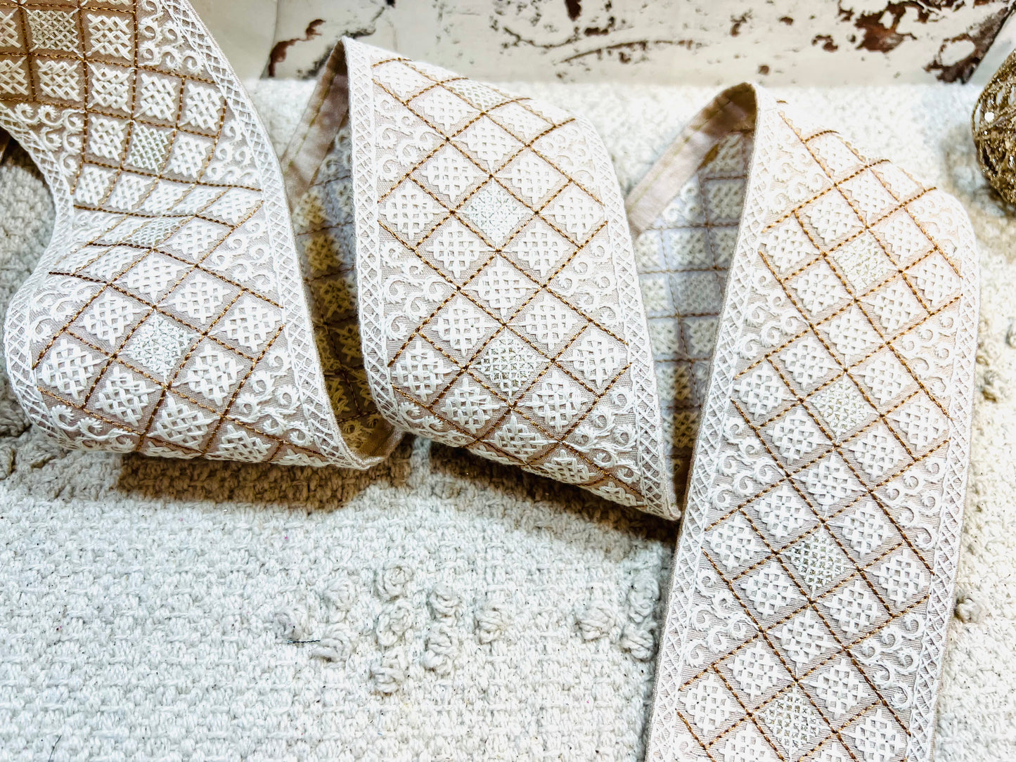 Galon mosaïques brodés fils blanc touche argenté (Rose pêche)