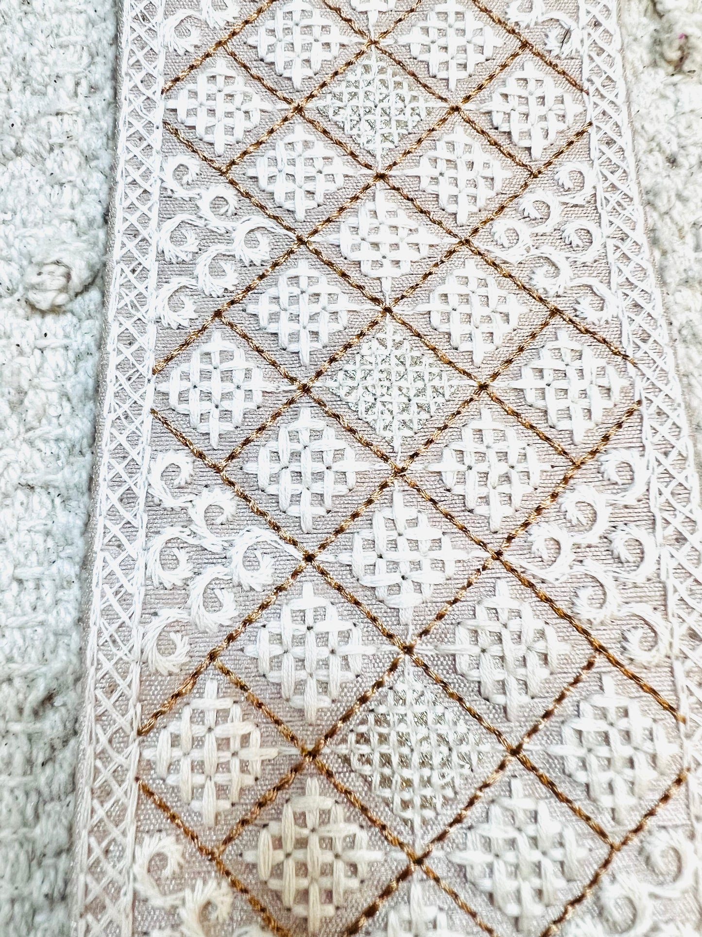 Galon mosaïques brodés fils blanc touche argenté (Rose pêche)