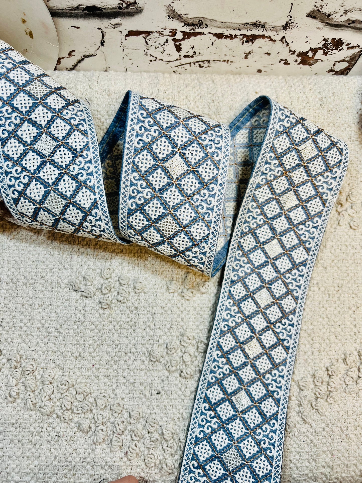 Galon mosaïques brodés fils blanc touche argenté (Bleu)