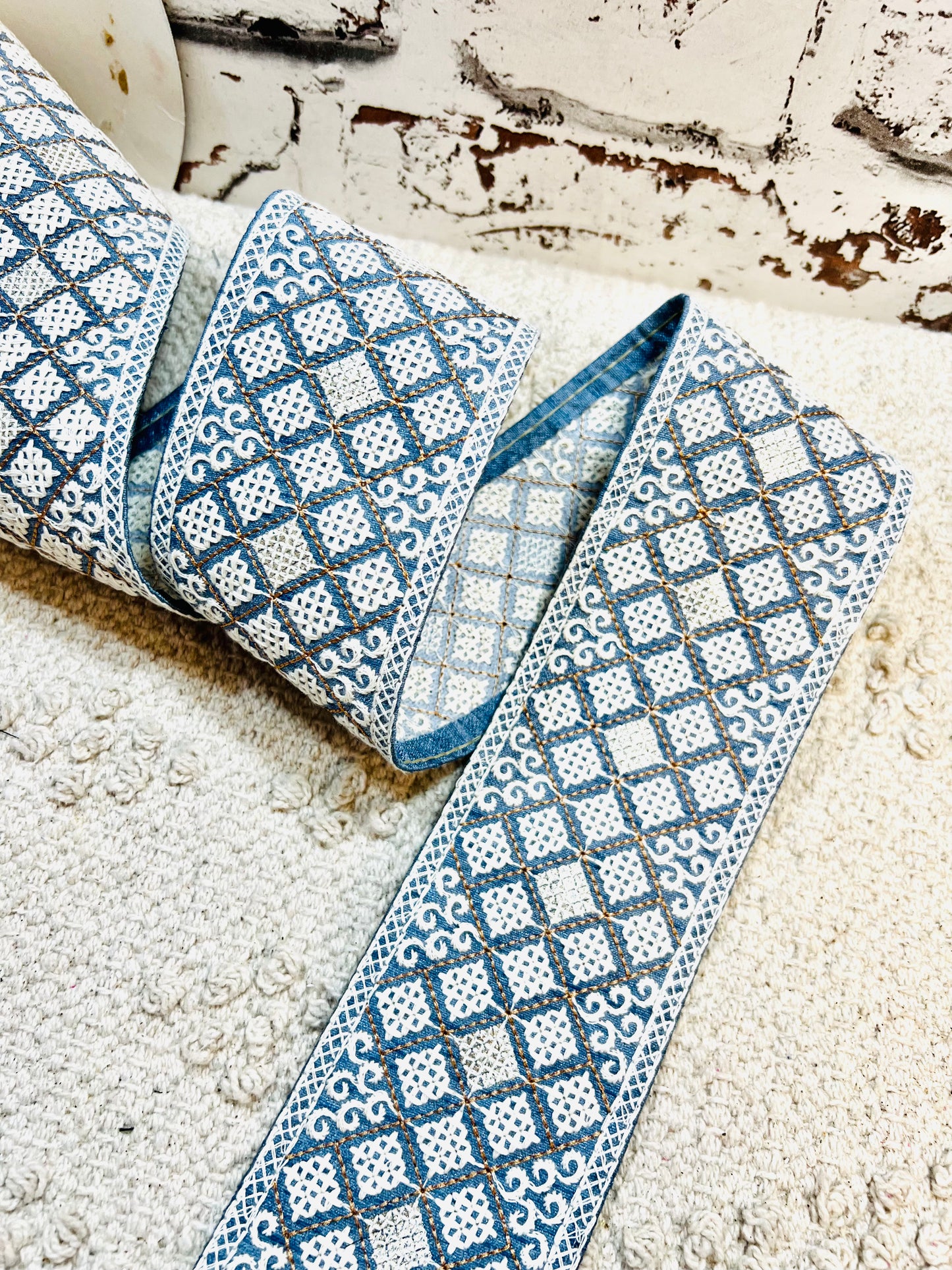 Galon mosaïques brodés fils blanc touche argenté (Bleu)
