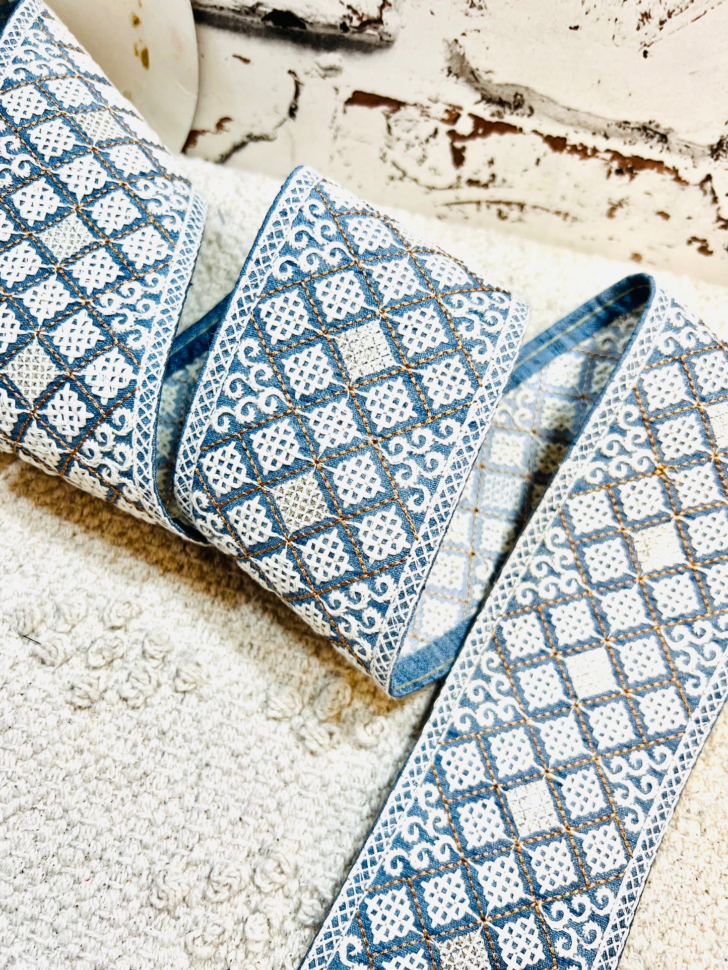 Galon mosaïques brodés fils blanc touche argenté (Bleu)