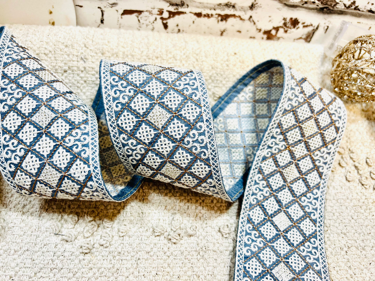 Galon mosaïques brodés fils blanc touche argenté (Bleu)