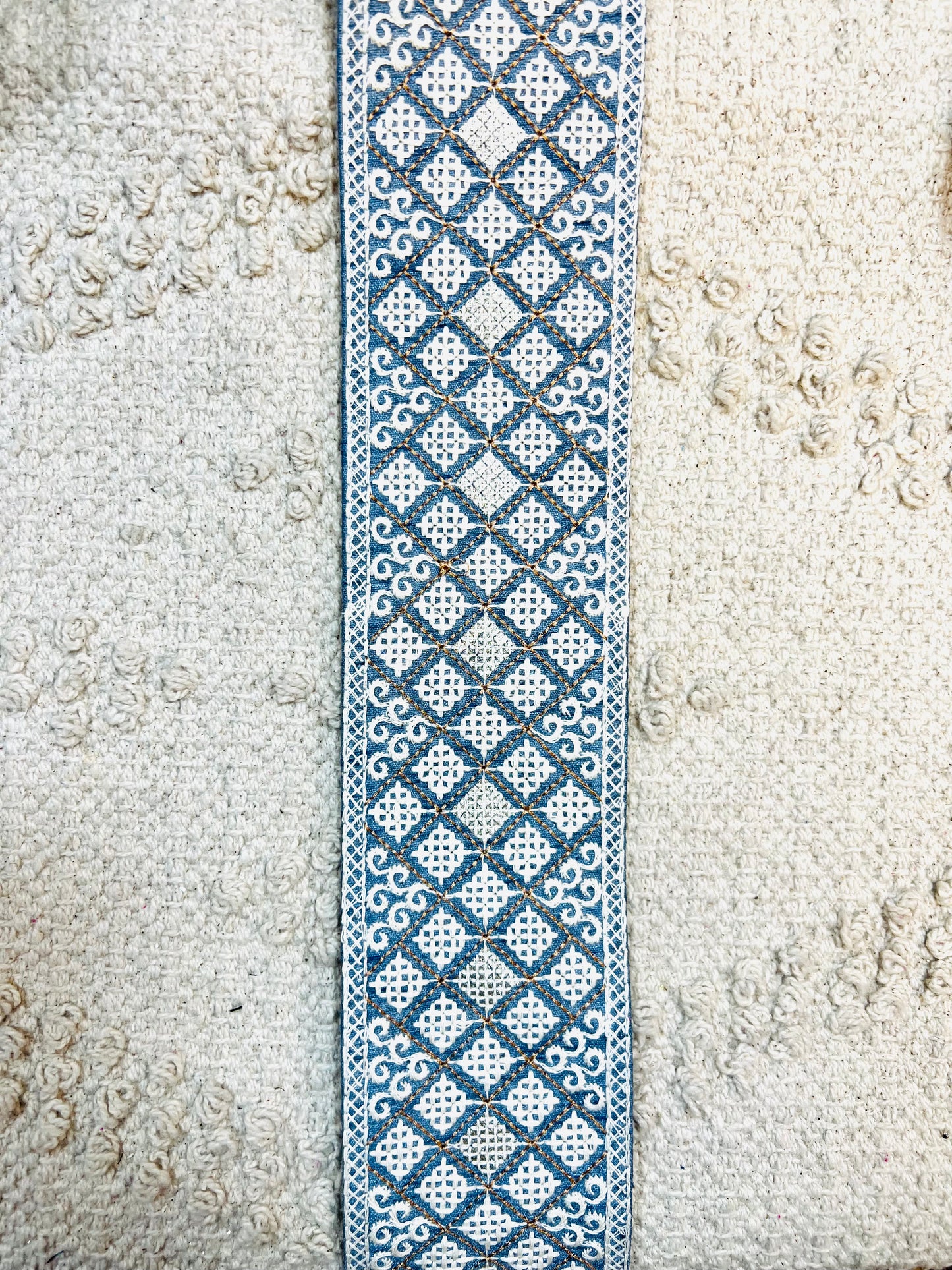 Galon mosaïques brodés fils blanc touche argenté (Bleu)