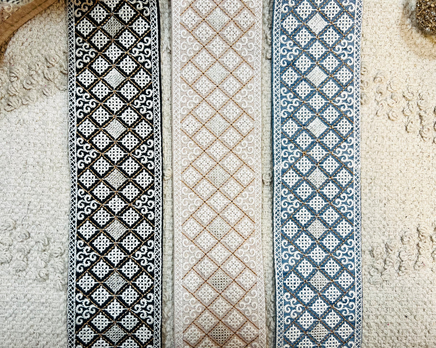 Galon mosaïques brodés fils blanc touche argenté (Rose pêche)