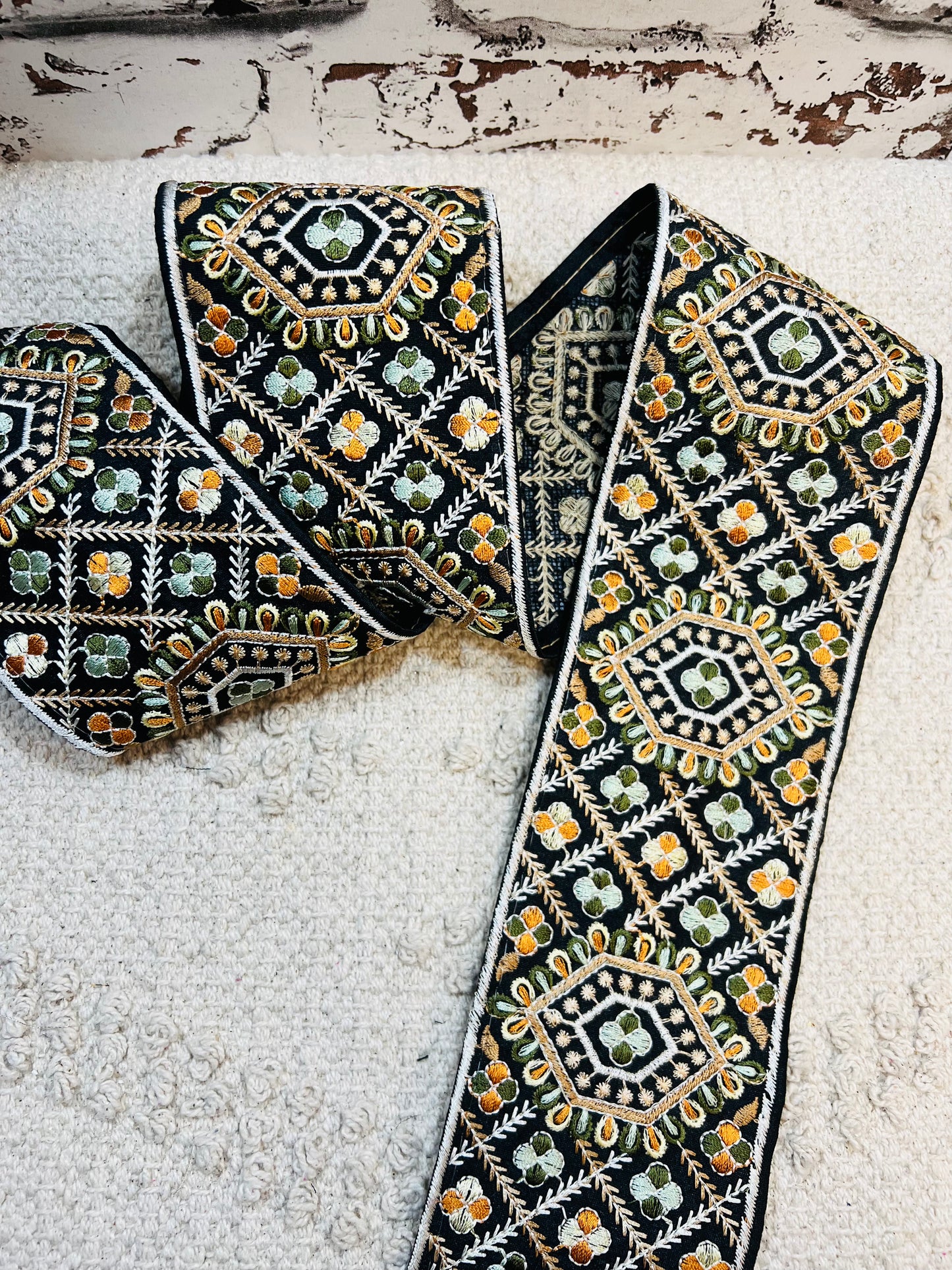 Galon broderie noir marron vert
