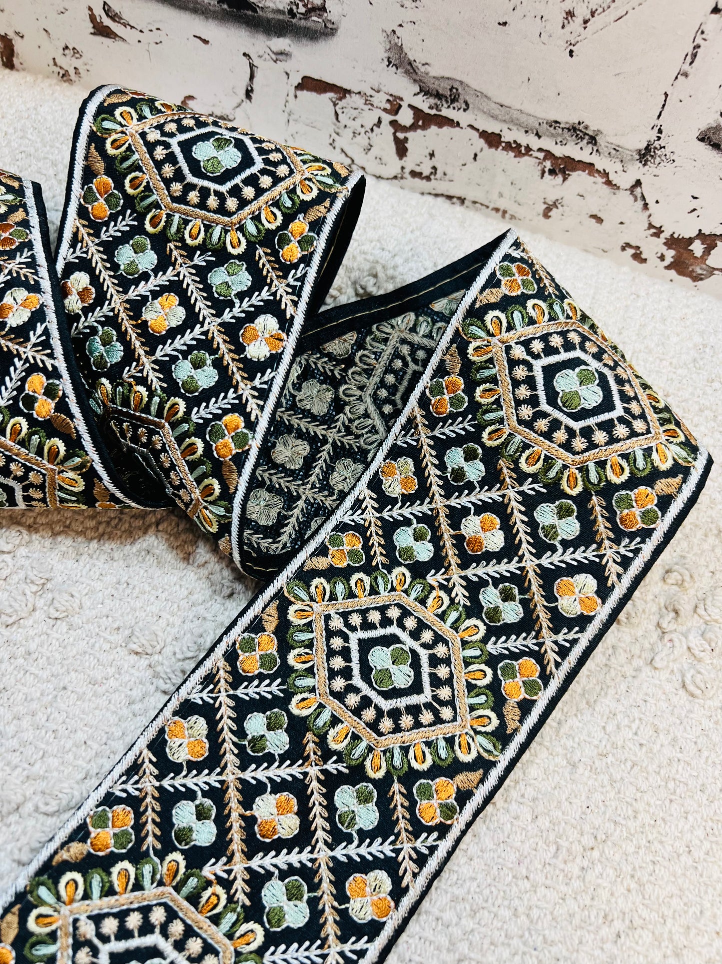 Galon broderie noir marron vert