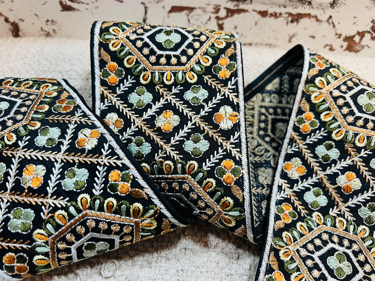Galon broderie noir marron vert