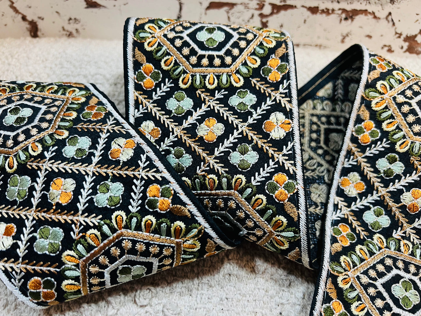 Galon broderie noir marron vert