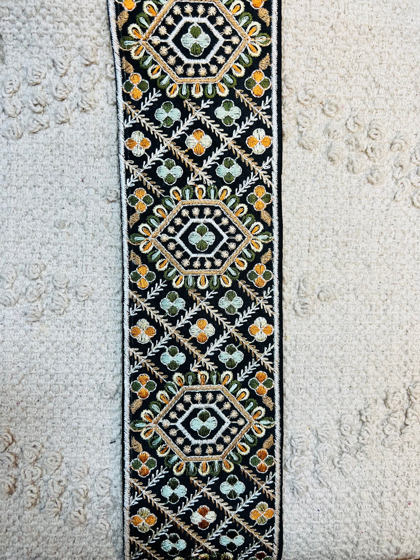 Galon broderie noir marron vert