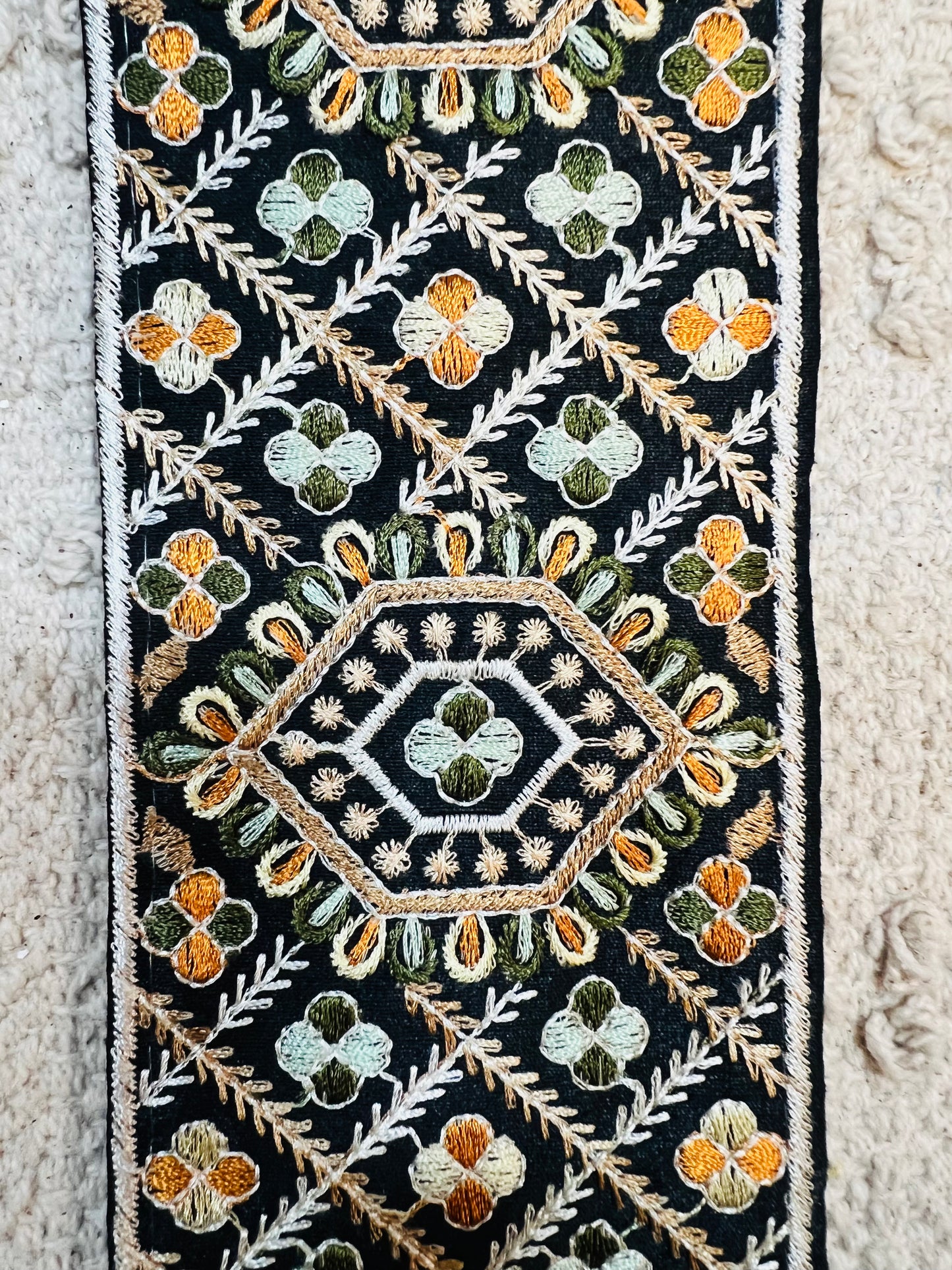 Galon broderie noir marron vert