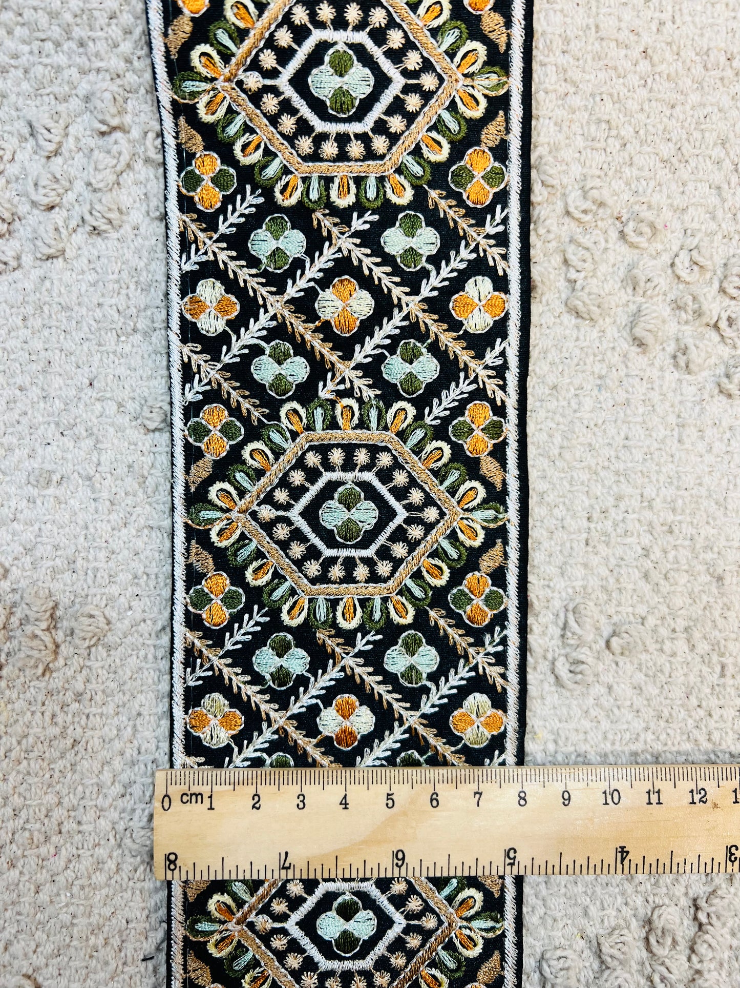 Galon broderie noir marron vert