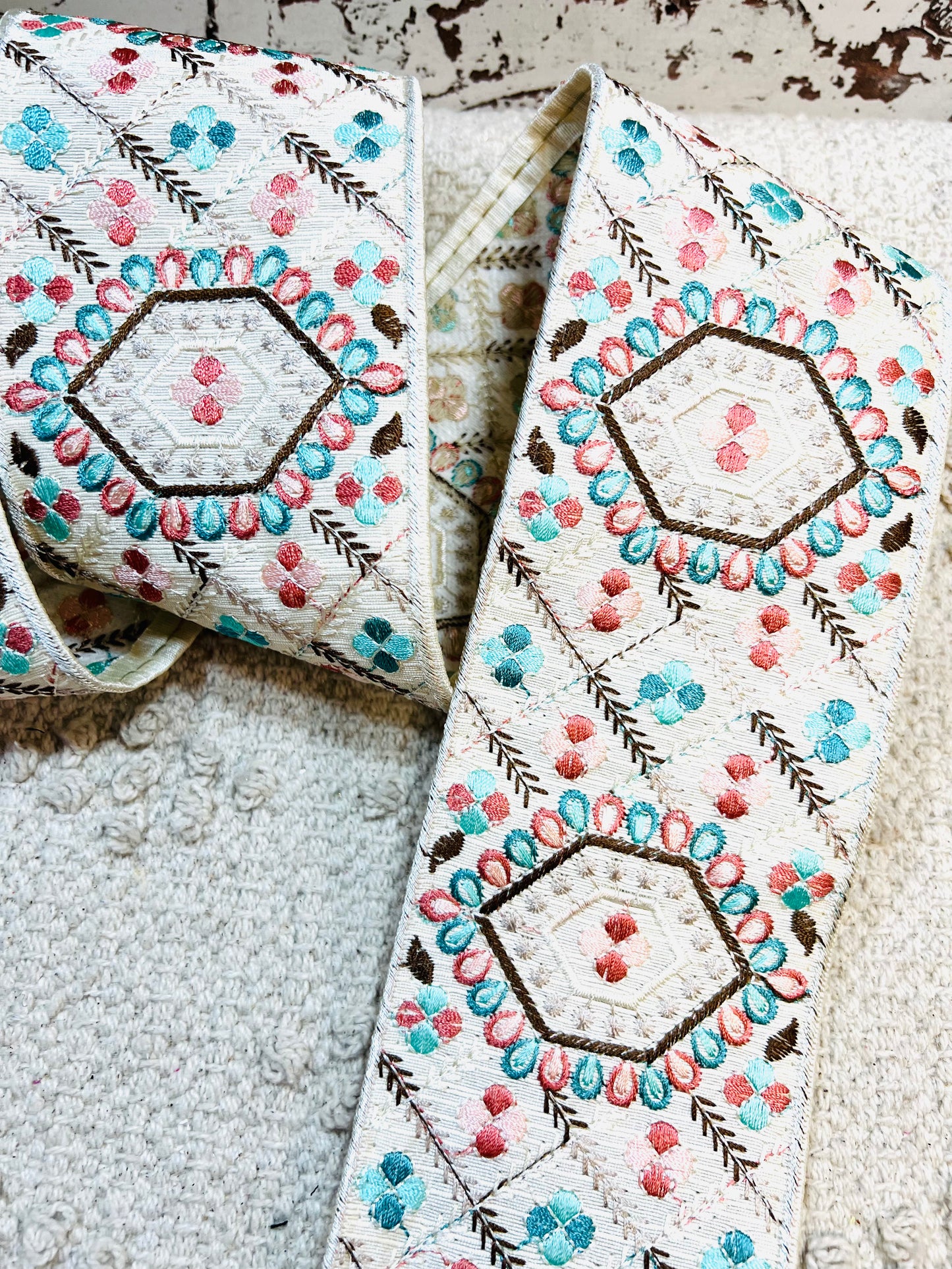 Galon broderie blanc bleu rose