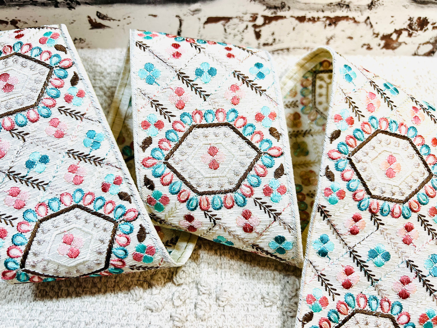 Galon broderie blanc bleu rose