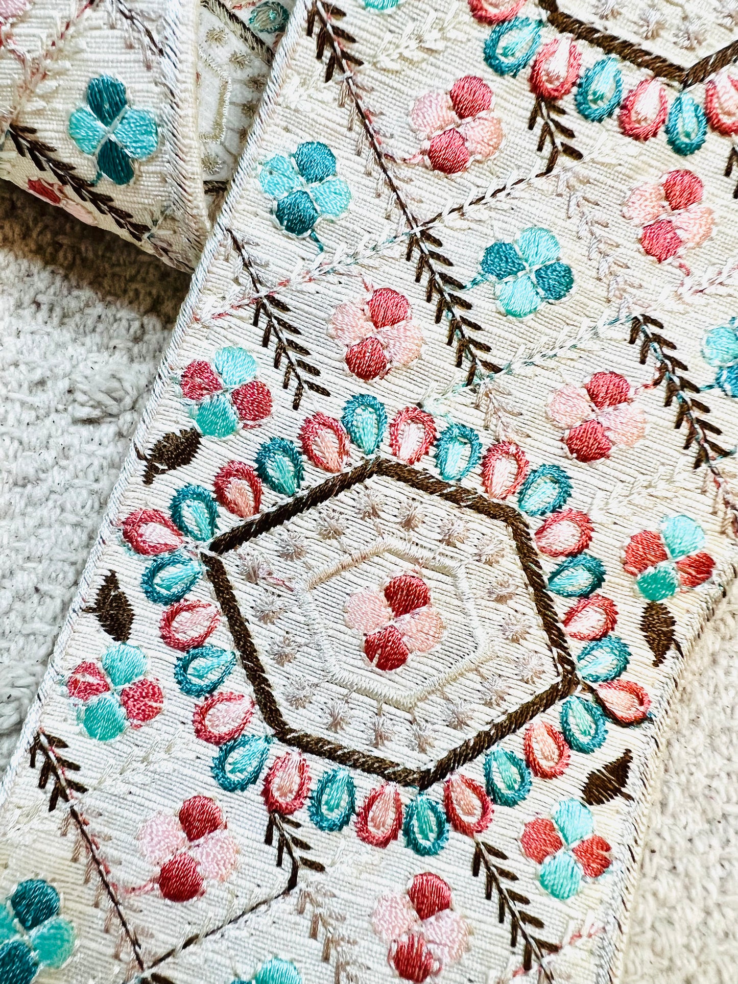 Galon broderie blanc bleu rose