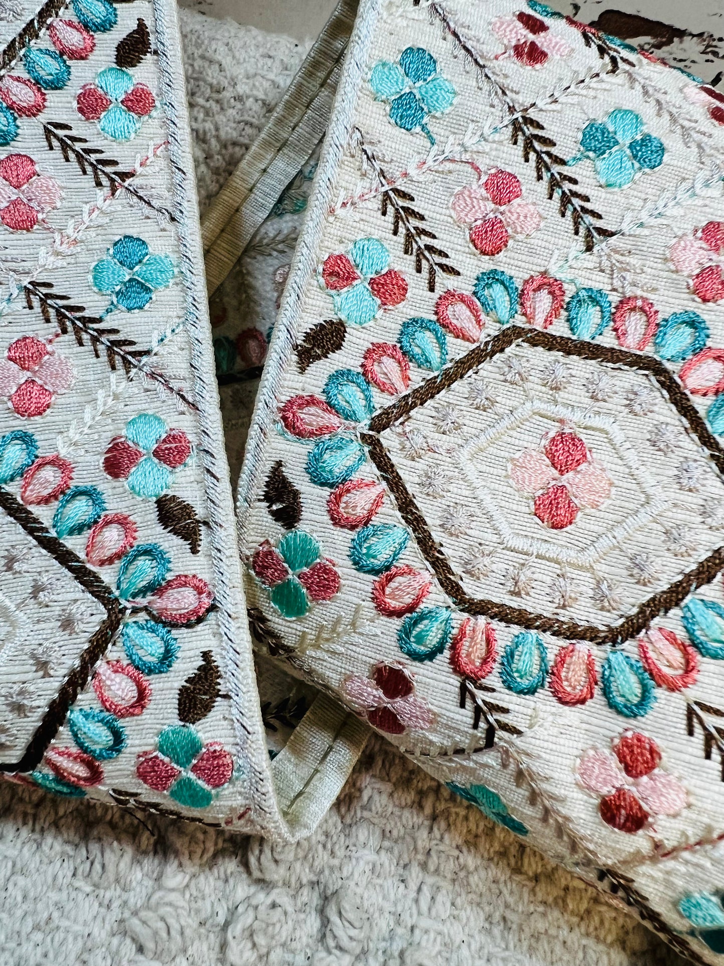 Galon broderie blanc bleu rose