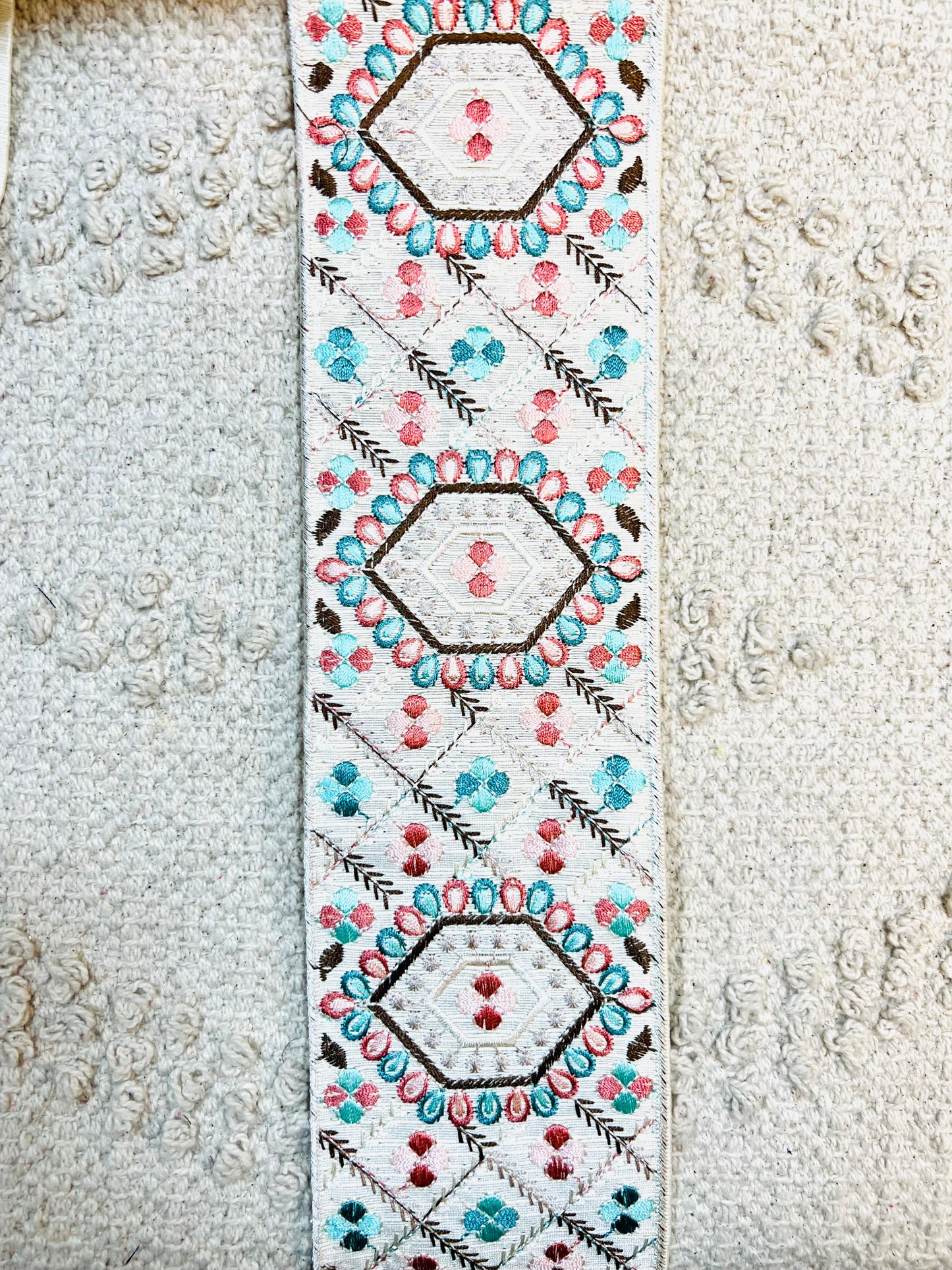 Galon broderie blanc bleu rose