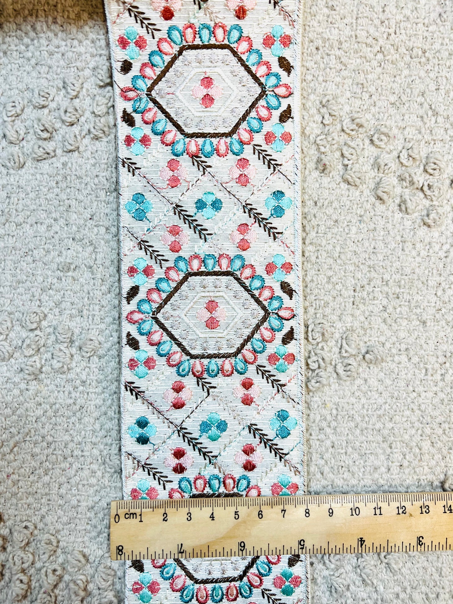 Galon broderie blanc bleu rose