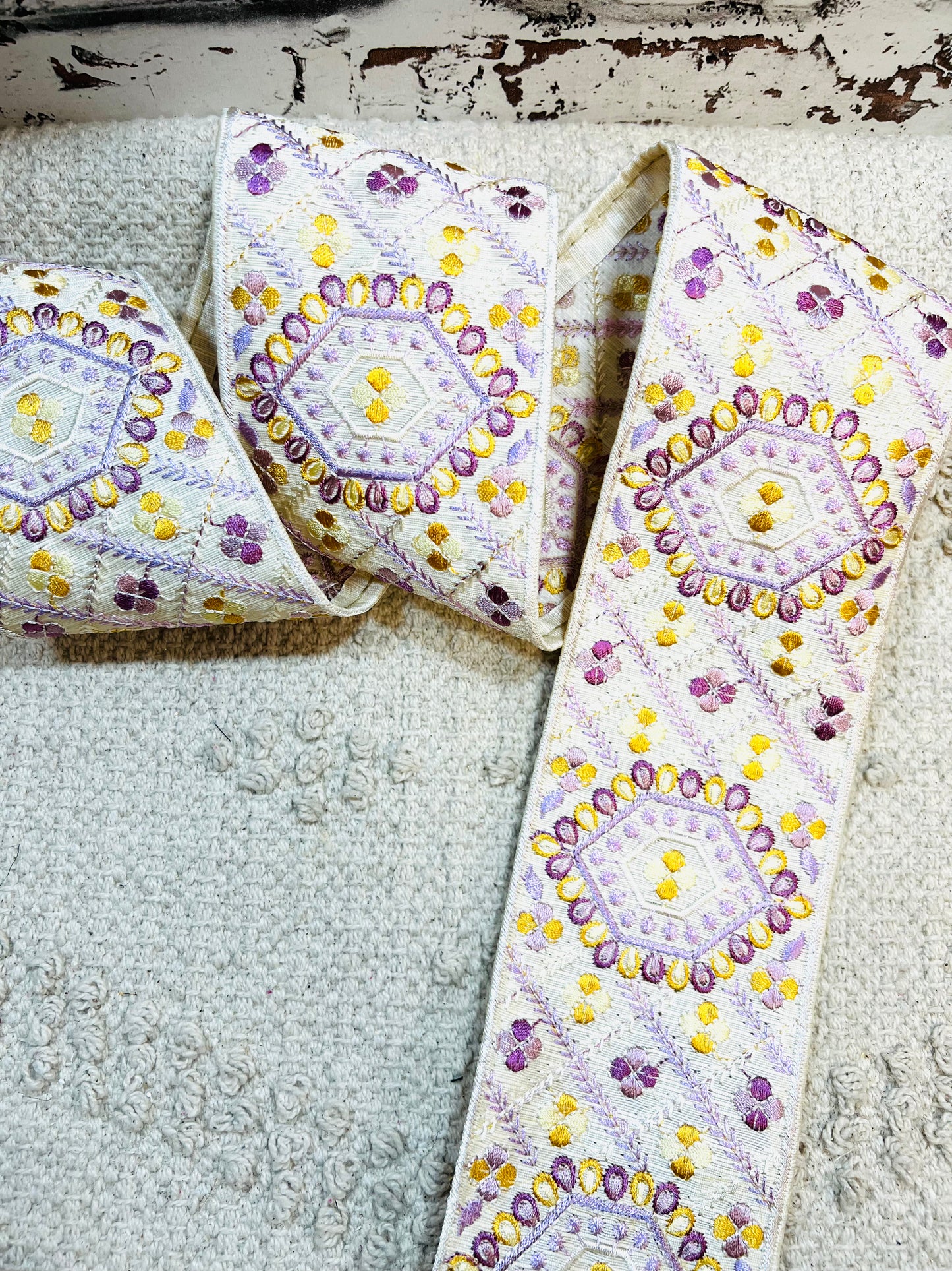 Galon broderie blanc jaune violet