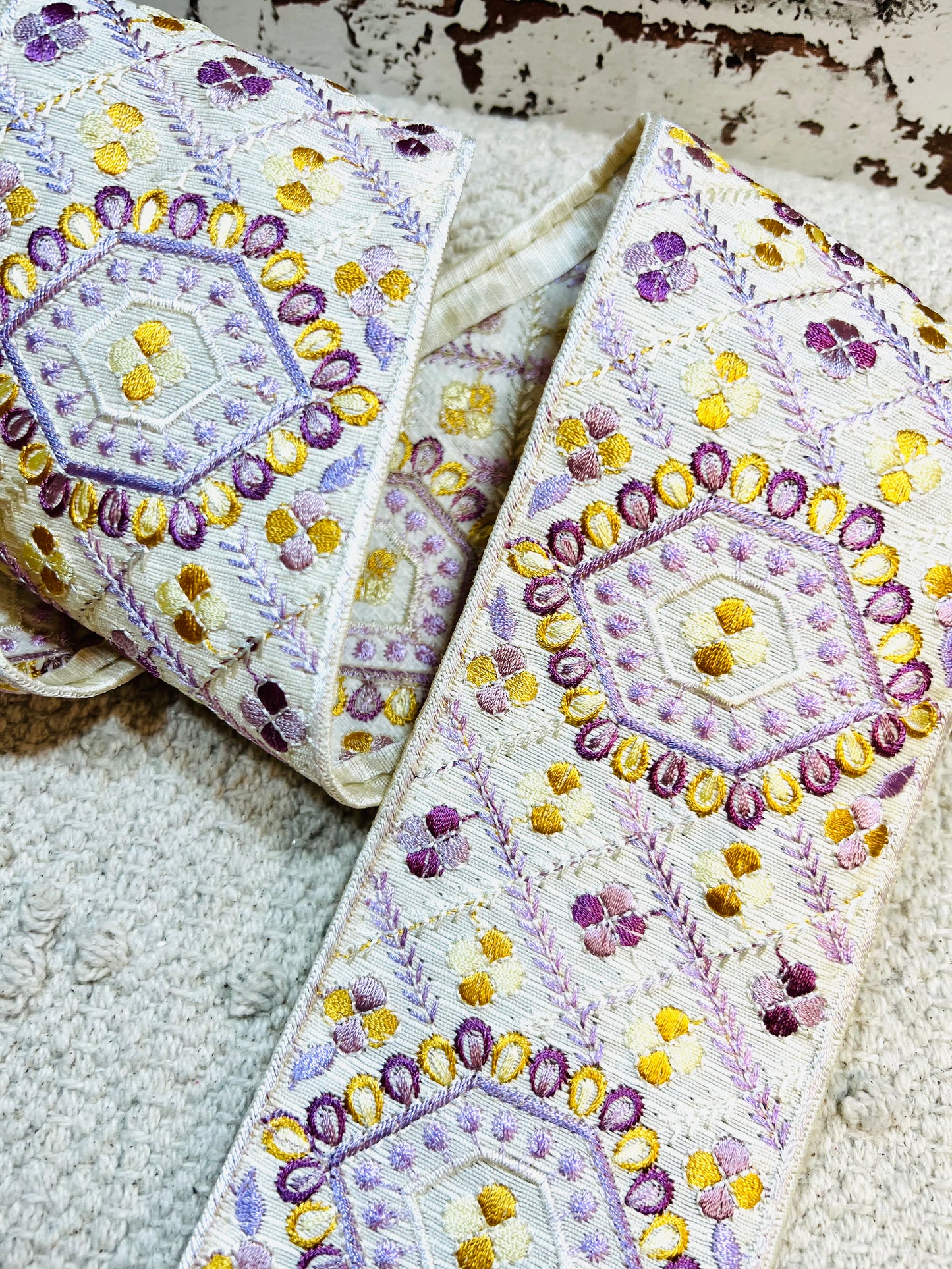 Galon broderie blanc jaune violet