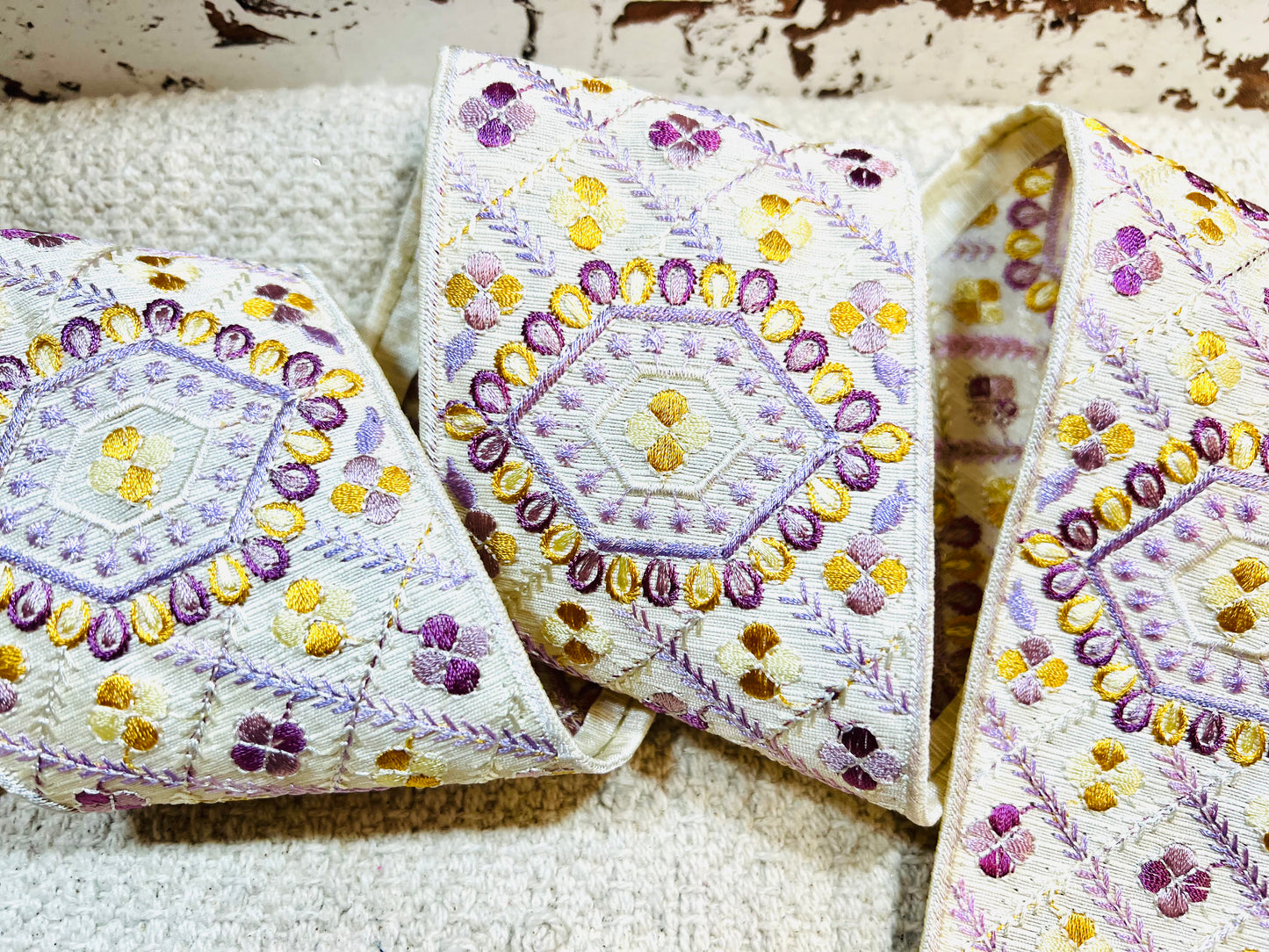 Galon broderie blanc jaune violet