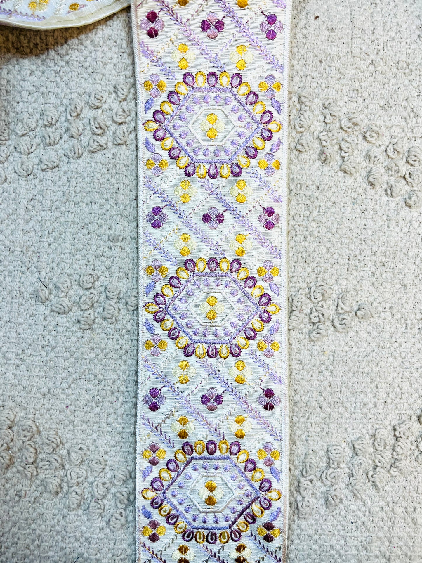 Galon broderie blanc jaune violet