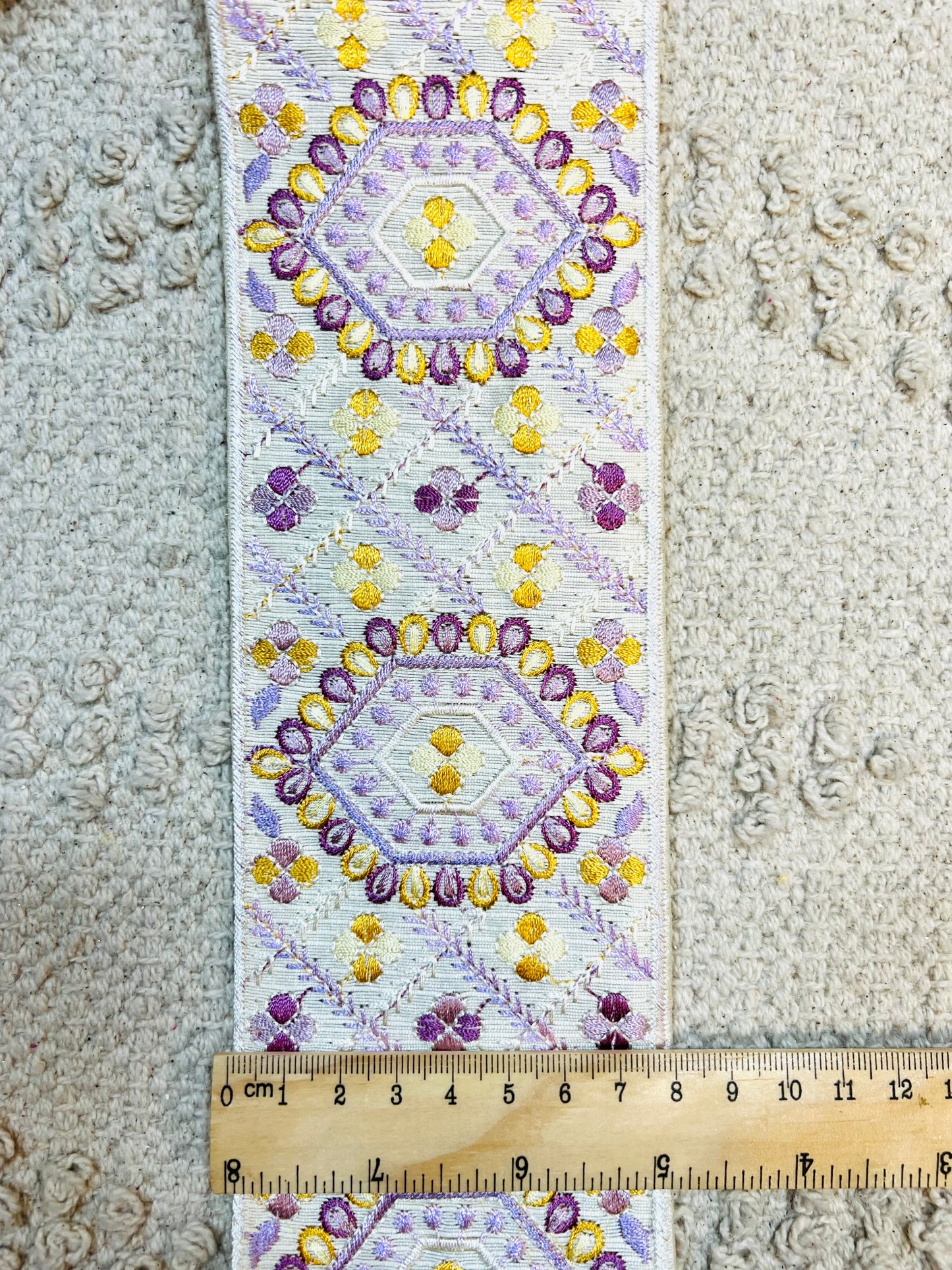 Galon broderie blanc jaune violet