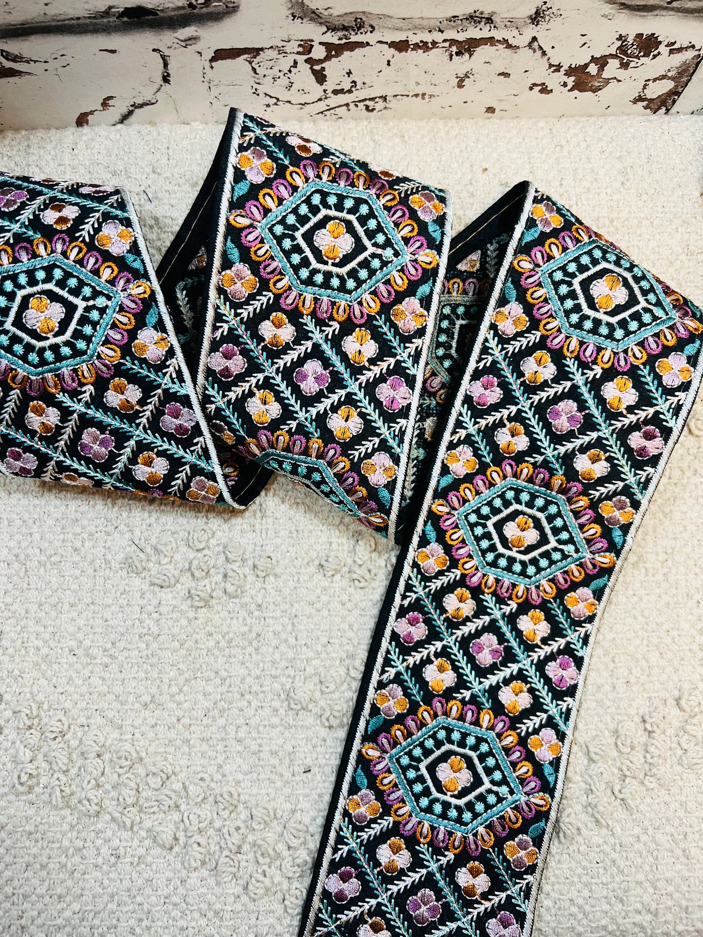 Galon broderie noir violet turquoise