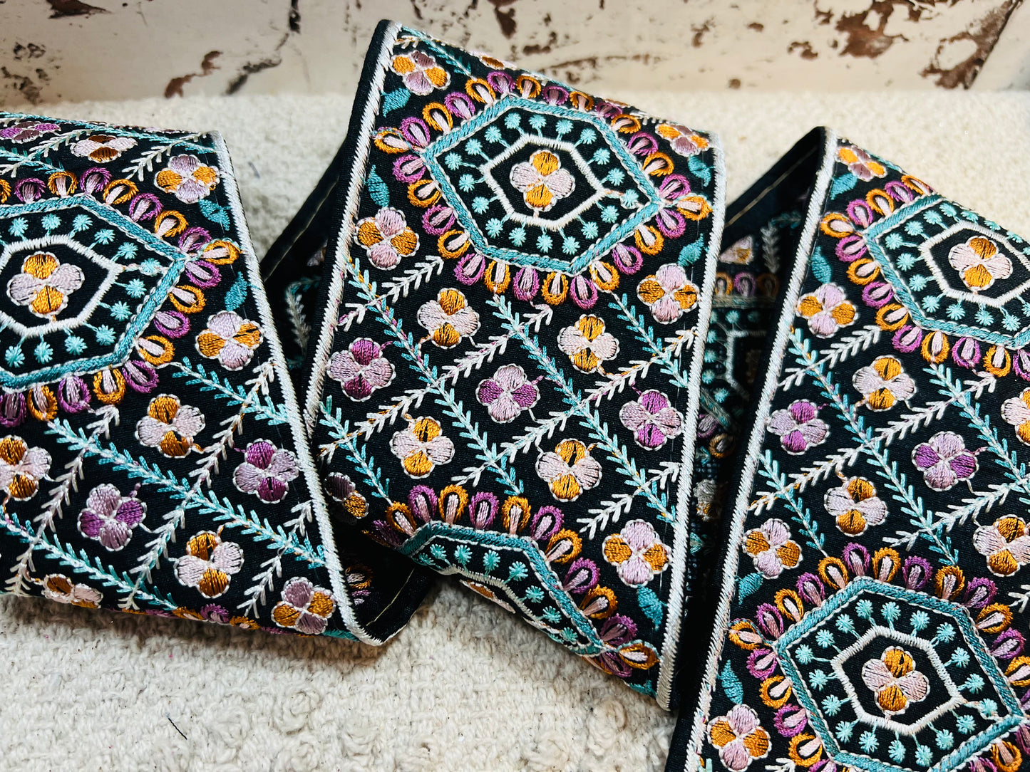 Galon broderie noir violet turquoise