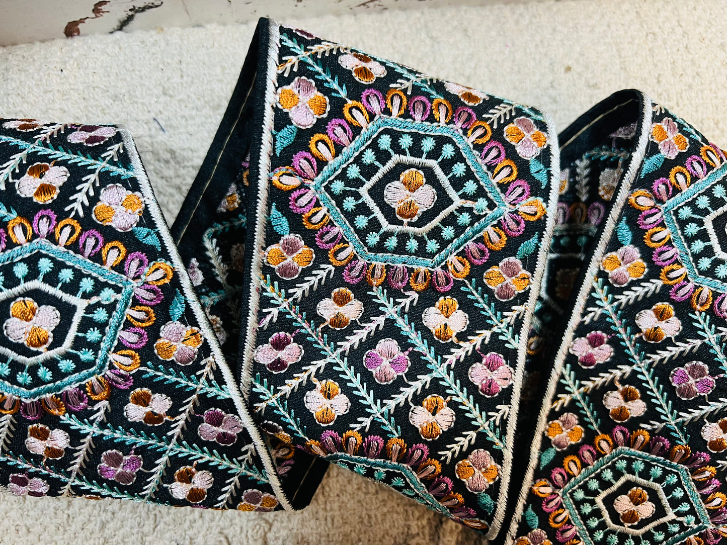 Galon broderie noir violet turquoise