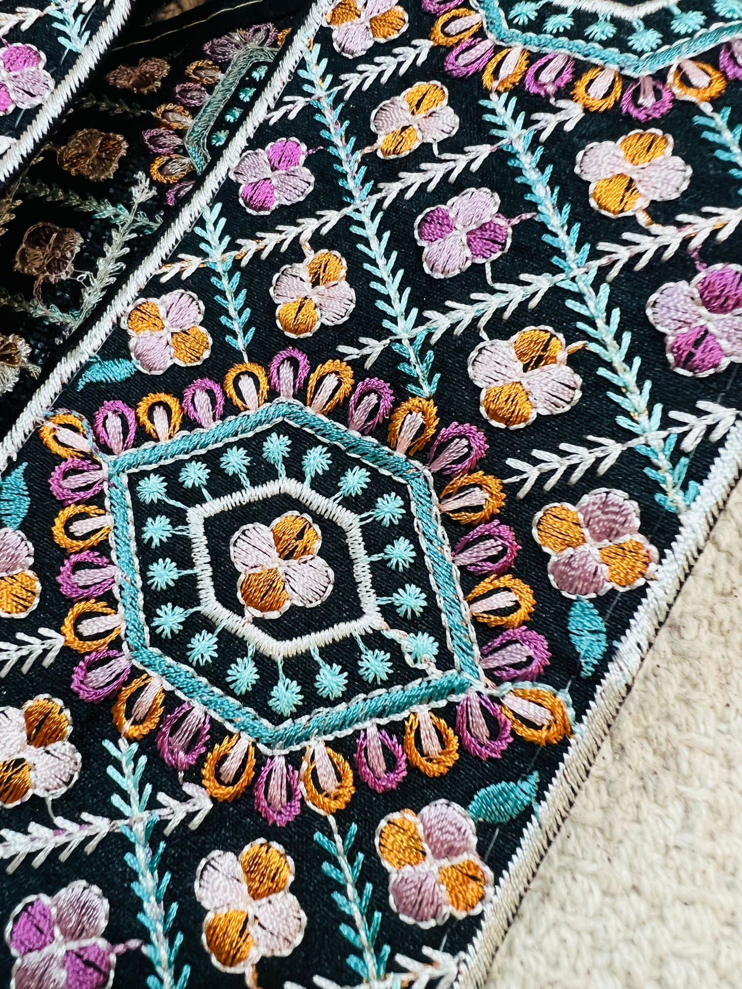 Galon broderie noir violet turquoise