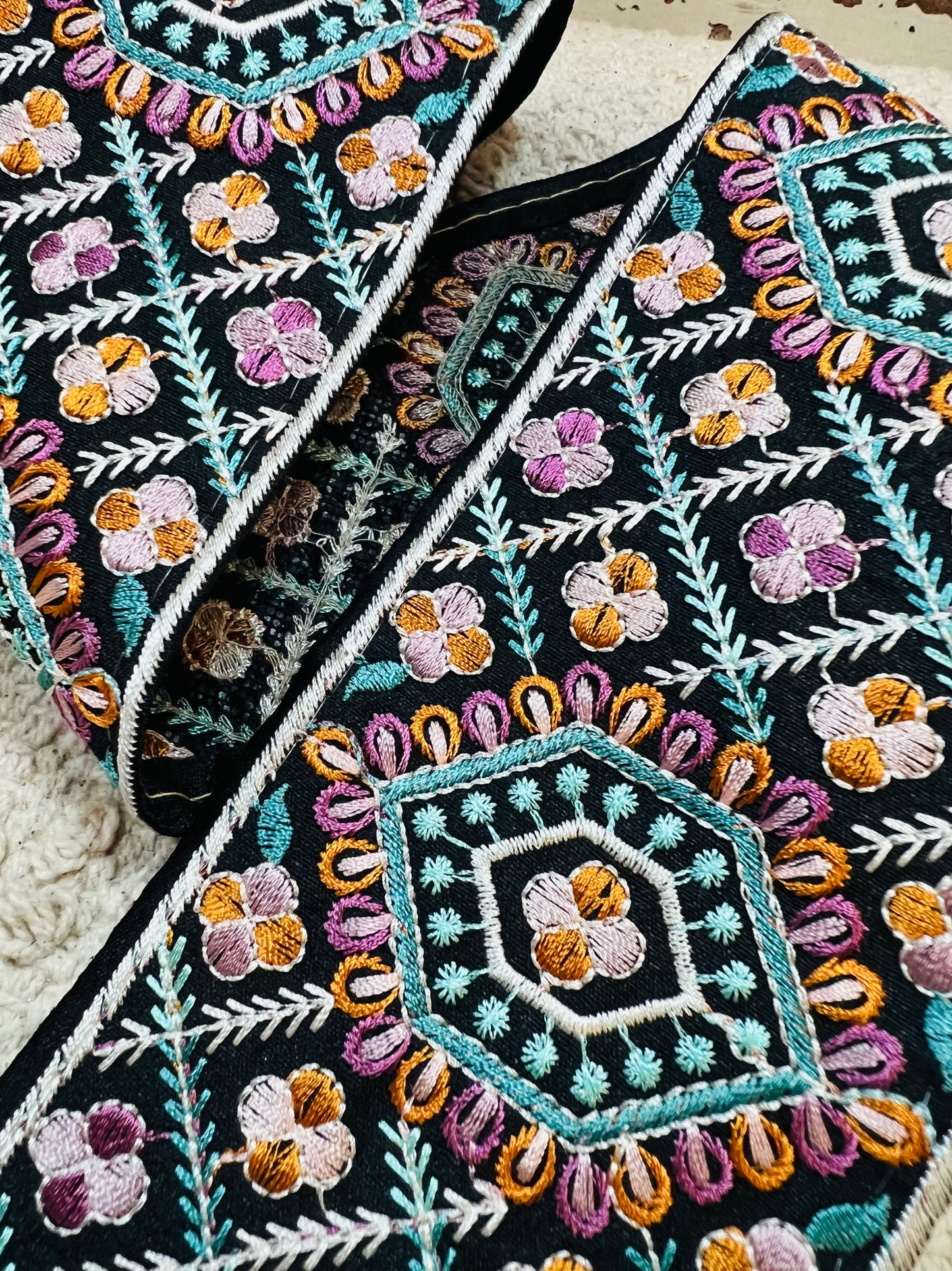 Galon broderie noir violet turquoise
